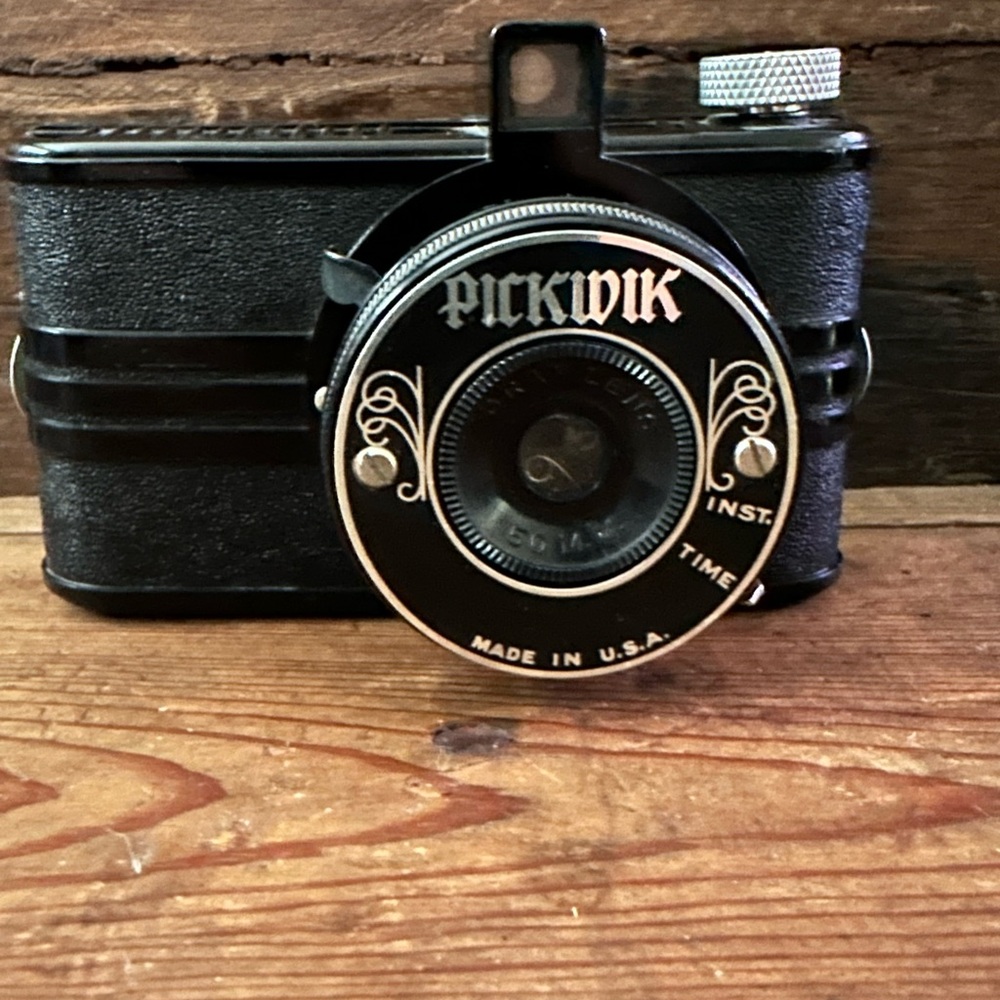 Vintage Antique PICKWIK Black Bake Lite Camera Circa 1940